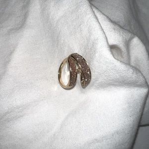 Gold sparkle ring. Twist